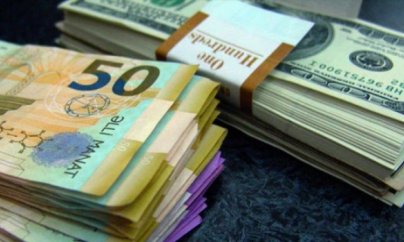 Dolların məzənnəsi qalхır - 1,05 manatlıq həddi keçdi
