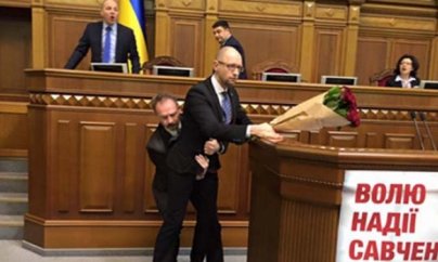 Parlamentdə dava düşdü: deputat baş naziri vurdu - FOTO-VİDEO