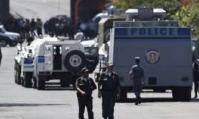 İrəvanda qiyamçılar polis maşınını yandırdı