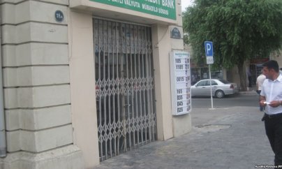 Bloomberg: “Azərbaycan valyuta böhranı məngənəsində”