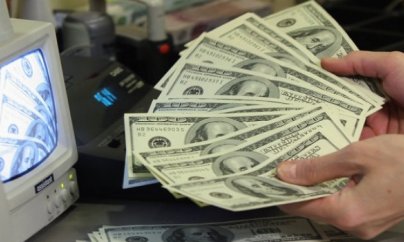 Azərbaycanda dollar 1.60 manata düşdü