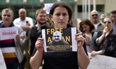 Əfqan Muxtarlının xanımı Gürcüstanı tərk etdi