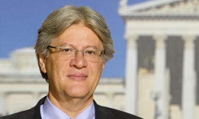 Stefan Şennak prezidentliyə namizədlərdən birinin qadın olduğunu yazır