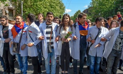 Tələbələr Sərkisyanı istefaya çağırır