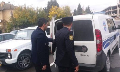 Bakıda vətəndaş taksiyə minərkən polis tərəfindən saxlanılıb