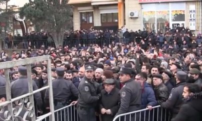 Polis mitinqdə iştirak edənlərə zəng edir