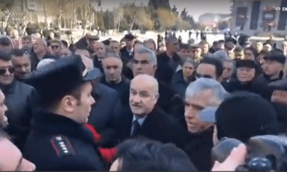 “Xocalı Abidəsi” önündə qarşıdurma – Polis müsavatçıların qarşısını kəsdi (VİDEO)