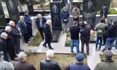 Elmar Hüseynov məzarı başında anılıb