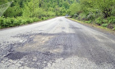 11 milyondan çox vəsait ayrılan yol yenidən yararsız hala düşüb