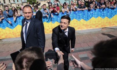 Zelenskiy məmurlara: “Prezidentin yox, uşaqlarınızın şəklini asın”