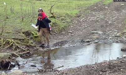 Qızını belində məktəbə aparıb-gətirən ata: 