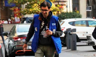 Jurnalisti aksiyada döydülər, telefonunu qırdılar - VİDEO