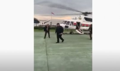 Lukaşenko İstiqlaliyyət Sarayına əlində avtomat gəldi — VİDEO