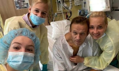 Navalnı “Instagram” səhifəsində yaxşılaşdığını sübut edən foto paylaşıb