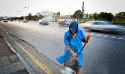 Bakıda süpürgəçi qadını avtomobil vurub