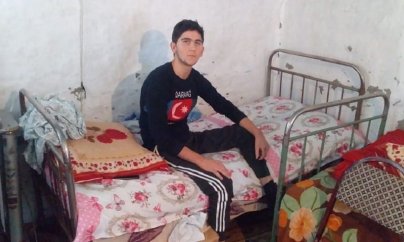 “Döyüşdə yaralanıb, rütubətli daxmada ac canıyla mücadilədədir”