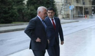 Vasif Talıbov YAP-ın qurultayına gəlib, Bakıda da maska taxmayıb