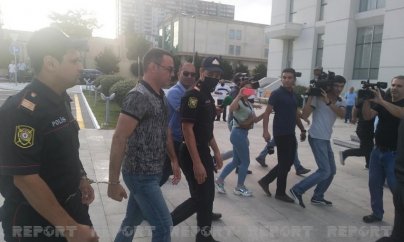 Eldəniz Səlimov qandalla məhkəməyə gətirildi