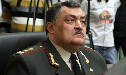 General oğlunun məşhur orkestri dağıldı, özü istefa verdi