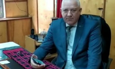 Bələdiyyə sədrinin oğlu süpürgəçini maşınla vurub: süpürgəçi xəstəxanada ölüb