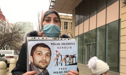 Jurnalistin həyat yoldaşı Baş Prokurorluğun önündə aksiya keçirib