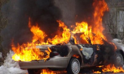 Pensiyası kəsildiyi üçün baş həkimin maşınını yandırıb