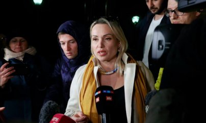 Rusiya məhkəməsi plakatla efirə çıxan jurnalisti cərimələdi