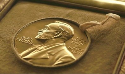 Dmitri Muratov Nobel medalını ukraynalı qaçqınlara bağışlayır