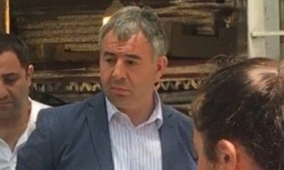 Məmur jurnalistə rüşvət təklif etdi, sonra telefonunu götürüb qaçdı