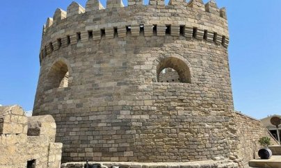 Bakı sakininin İçərişəhər divarına “Z” yazarkən saxlanıldığı bildirilir