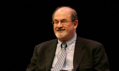 Bıçaqlanan yazıçı Salman Rüşdi bir gözünü itirə bilər