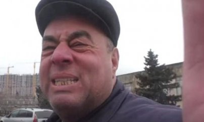 Dövlət Agentliyinin əməkdaşı jurnalistə hücum etdi: 