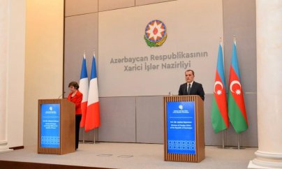 Nazirlərin brifinqində ziddiyyətli mövqelər