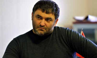 Direktora xəsarət yetirən aktyor həbs olunub