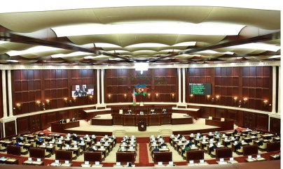 Milli Məclisdə müzakirə: “İnsanlar 100 manatlıq dərmanı 300 manata alır”