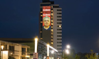 Qubad İbadoğlunun portreti Bonn İqlim Konfransı iştirakçılarının qaldığı otelin üzərinə asılıb