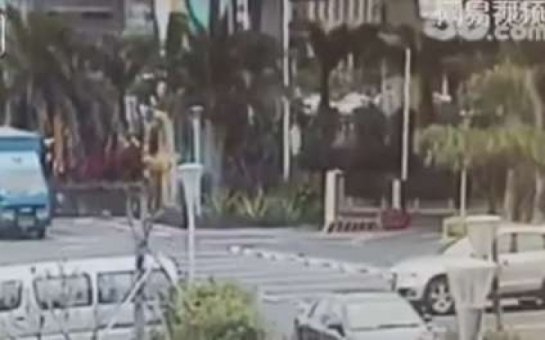 Dəhşətli görüntülər: Göydən insan yağdı   - VİDEO 18+