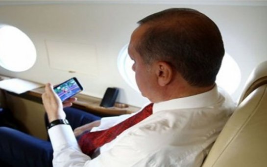 Ərdoğan “Bakı -2015”i mobil telefonla izlədi   - Təyyarədə