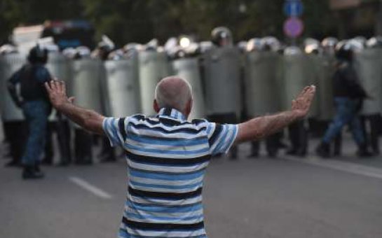 İrəvanda gərginlik: aksiya iştirakçıları polis mühasirəsində qaldılar (CANLI YAYIM)