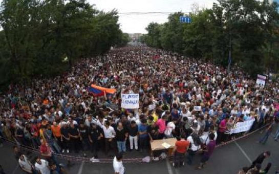 İrəvanda nümayişçilər meydanda (CANLI YAYIM)