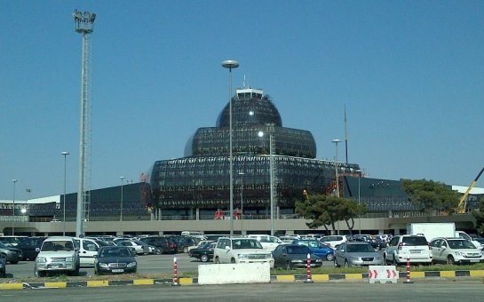 Heydər Əliyev Beynəlxalq Hava Limanına giriş niyə pulludur?