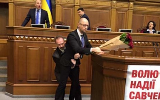 Parlamentdə dava düşdü: deputat baş naziri vurdu - FOTO-VİDEO