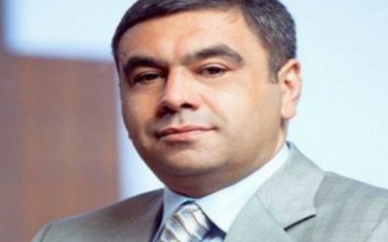 Bank rəhbəri 20 minlik iti ilə oyun izlədi — Azərbaycanda