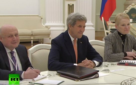 Putin Con Kerrinin çamadanına “ilişdi” - VİDEO