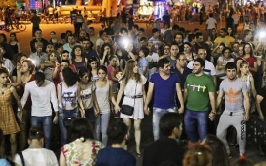 Etirazçılar Sarkisyanın iqamətgahına doğru gedir - İrəvan qarışdı