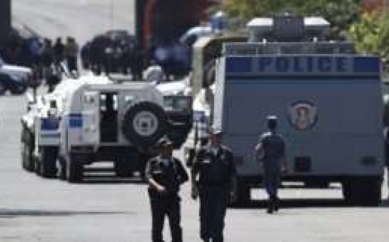 İrəvanda qiyamçılar polis maşınını yandırdı