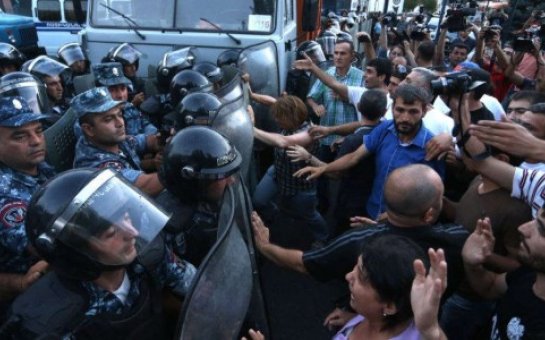 İrəvanda qanlı toqquşma, yaralananlar var - CANLI