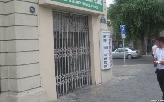 Bloomberg: “Azərbaycan valyuta böhranı məngənəsində”