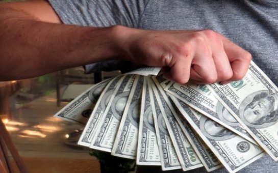 “Qara bazar” aktivləşdi, banklarda dollar satışına limit qoyuldu – İqtisadi araşdırma