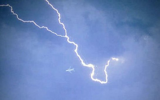 Qasırğa Moskvanı iflic etdi: 2 nəfər öldü, 2 təyyarəni ildırım vurdu (FOTO/VİDEO)